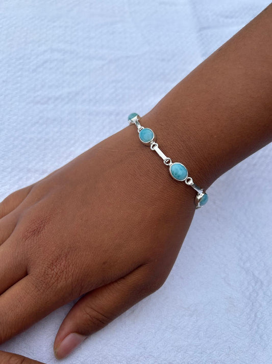 bracelet en argent composé de perles de pierres bleues larimar. Origine République dominiaine.