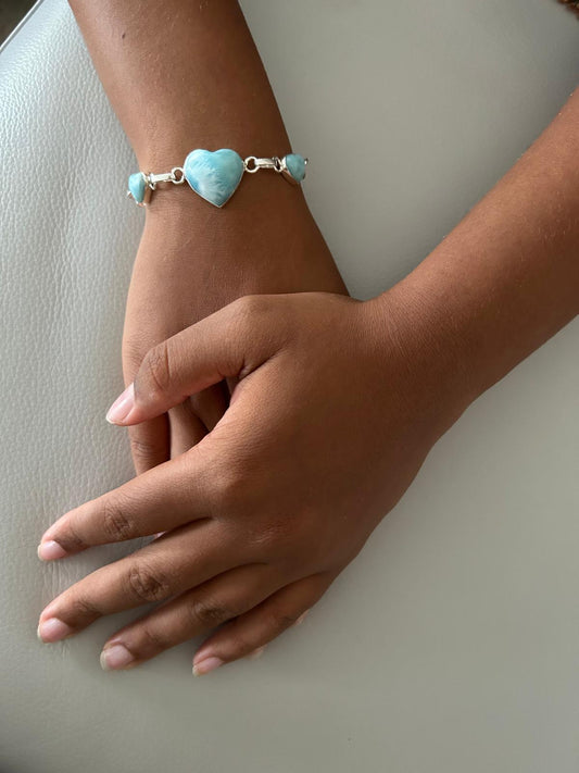 ce bracelet en forme de coeurs : 1 gros coeurs et 2 petit coeurs est composé de pierres taillées artisanales larimar