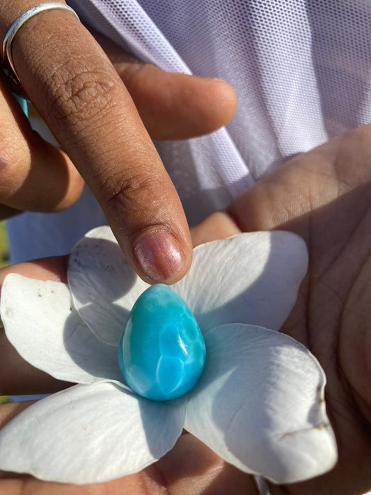 Travail sur soi avec un œuf Yoni de Larimar