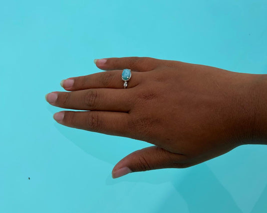 cette bague semi précieuse est composé d'une pierre en larimar. Bijoux artisanal, pierre issue de la mine de république dominicaine. En excusivité chez univers larimar