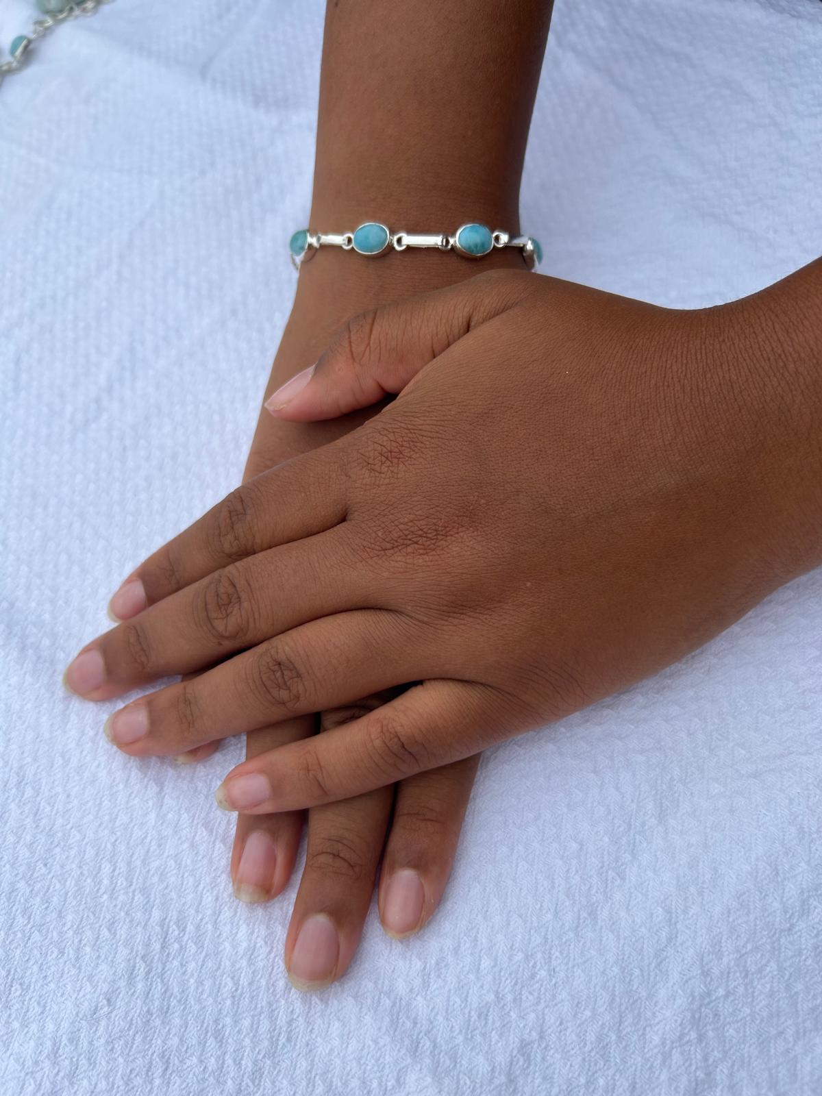 bracelet argent composé de pierres bleues des caraïbes larimar