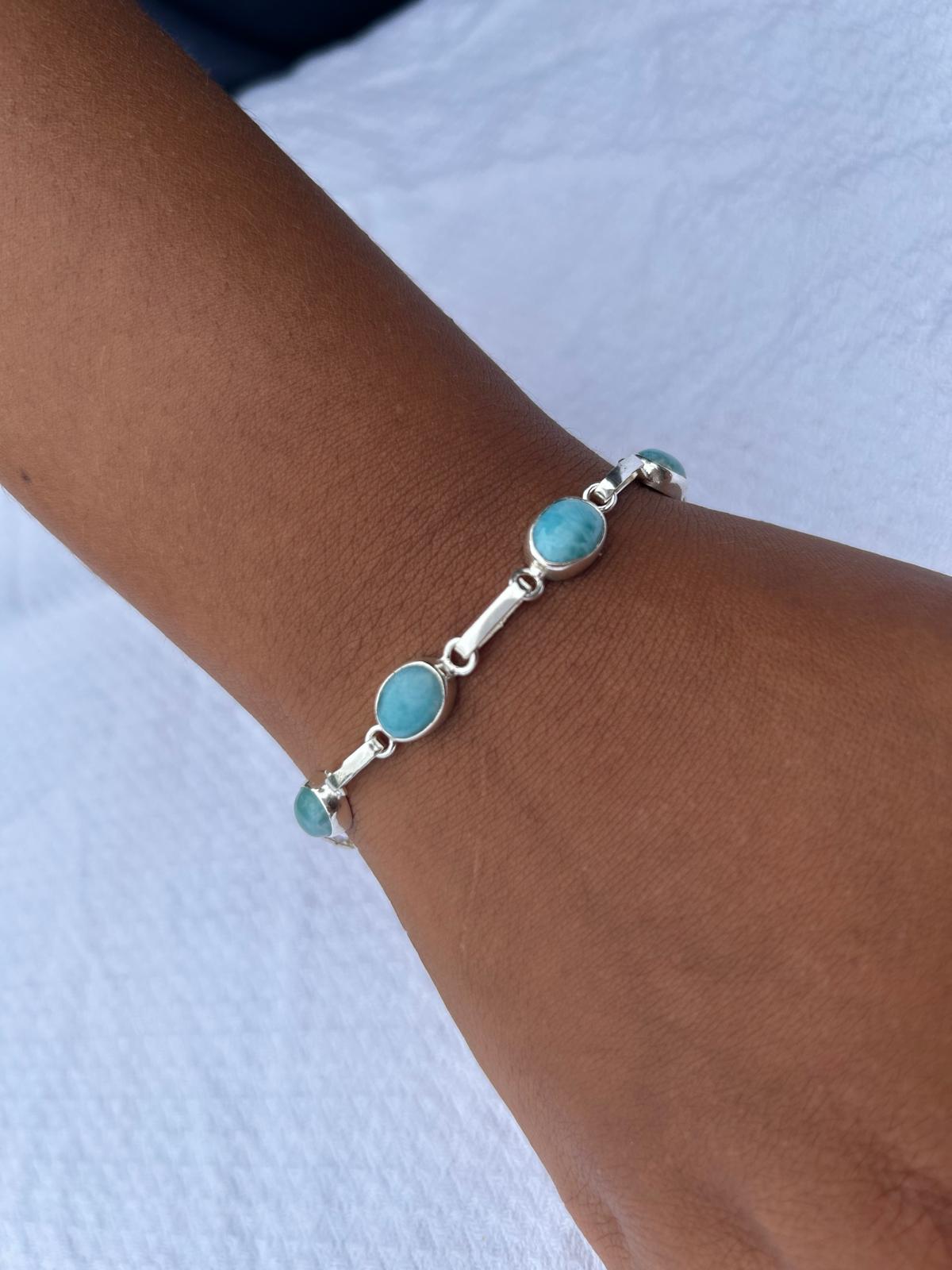 Bracelet en argent composé de pierres semi-précieuses larimar. Disponible en exclusivité sur univers larimar.