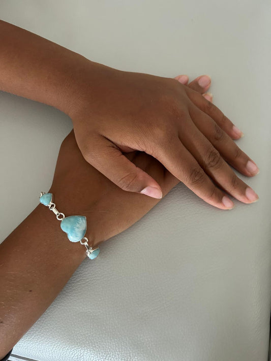 bracelet en argent composé de 3 coeurs en forme de pierre d'origine larimar issue directement de la mine. en exclusivité sur univers larimar 